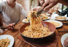 Crea tu propia receta de pasta usando los ingredientes disponibles.